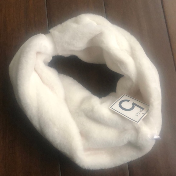 Fluffy closed  scarf - Picture 1 of 4